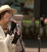 Emily_in_Paris_S02E04_WEBRip_x264-ION10_2540.jpg