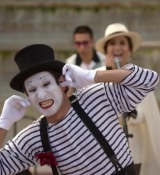 Emily_in_Paris_S02E04_WEBRip_x264-ION10_2544.jpg