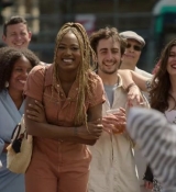 Emily_in_Paris_S02E04_WEBRip_x264-ION10_2545.jpg