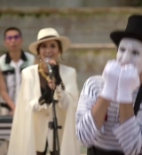 Emily_in_Paris_S02E04_WEBRip_x264-ION10_2550.jpg