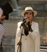 Emily_in_Paris_S02E04_WEBRip_x264-ION10_2560.jpg