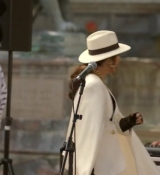 Emily_in_Paris_S02E04_WEBRip_x264-ION10_2562.jpg