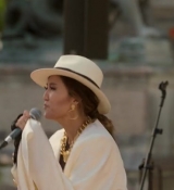 Emily_in_Paris_S02E04_WEBRip_x264-ION10_2591.jpg
