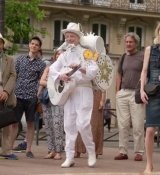 Emily_in_Paris_S02E04_WEBRip_x264-ION10_2609.jpg