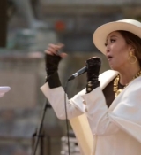Emily_in_Paris_S02E04_WEBRip_x264-ION10_2614.jpg