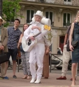 Emily_in_Paris_S02E04_WEBRip_x264-ION10_2620.jpg