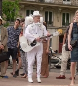Emily_in_Paris_S02E04_WEBRip_x264-ION10_2621.jpg
