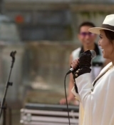 Emily_in_Paris_S02E04_WEBRip_x264-ION10_2624.jpg
