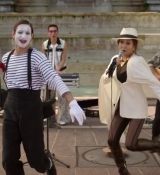 Emily_in_Paris_S02E04_WEBRip_x264-ION10_2629.jpg