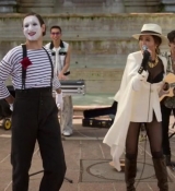 Emily_in_Paris_S02E04_WEBRip_x264-ION10_2630.jpg