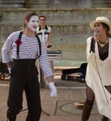 Emily_in_Paris_S02E04_WEBRip_x264-ION10_2634.jpg