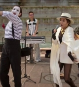 Emily_in_Paris_S02E04_WEBRip_x264-ION10_2635.jpg
