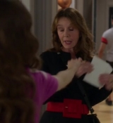 Emily_in_Paris_S02E04_WEBRip_x264-ION10_2675.jpg