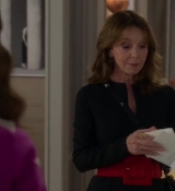 Emily_in_Paris_S02E04_WEBRip_x264-ION10_2677.jpg