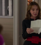Emily_in_Paris_S02E04_WEBRip_x264-ION10_2683.jpg