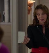 Emily_in_Paris_S02E04_WEBRip_x264-ION10_2718.jpg