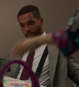 Emily_in_Paris_S02E04_WEBRip_x264-ION10_2772.jpg