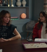 Emily_in_Paris_S02E05_WEBRip_x264-ION10_0259.jpg