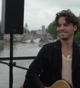 Emily_in_Paris_S02E05_WEBRip_x264-ION10_0365.jpg