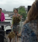 Emily_in_Paris_S02E05_WEBRip_x264-ION10_0368.jpg