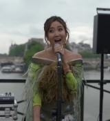Emily_in_Paris_S02E05_WEBRip_x264-ION10_0388.jpg