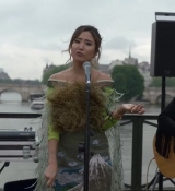 Emily_in_Paris_S02E05_WEBRip_x264-ION10_0391.jpg