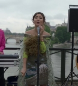 Emily_in_Paris_S02E05_WEBRip_x264-ION10_0393.jpg