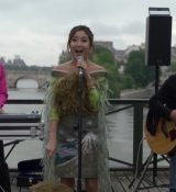 Emily_in_Paris_S02E05_WEBRip_x264-ION10_0395.jpg