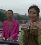 Emily_in_Paris_S02E05_WEBRip_x264-ION10_0396.jpg