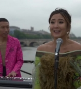 Emily_in_Paris_S02E05_WEBRip_x264-ION10_0398.jpg