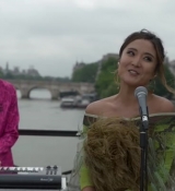 Emily_in_Paris_S02E05_WEBRip_x264-ION10_0403.jpg