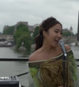 Emily_in_Paris_S02E05_WEBRip_x264-ION10_0405.jpg