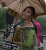 Emily_in_Paris_S02E05_WEBRip_x264-ION10_0414.jpg