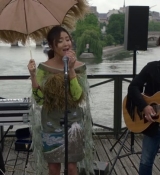 Emily_in_Paris_S02E05_WEBRip_x264-ION10_0429.jpg