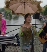 Emily_in_Paris_S02E05_WEBRip_x264-ION10_0437.jpg