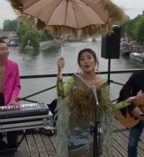 Emily_in_Paris_S02E05_WEBRip_x264-ION10_0438.jpg