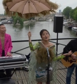 Emily_in_Paris_S02E05_WEBRip_x264-ION10_0439.jpg