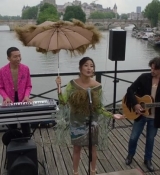Emily_in_Paris_S02E05_WEBRip_x264-ION10_0441.jpg