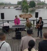 Emily_in_Paris_S02E05_WEBRip_x264-ION10_0447.jpg