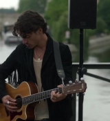 Emily_in_Paris_S02E05_WEBRip_x264-ION10_0465.jpg
