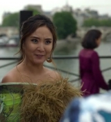 Emily_in_Paris_S02E05_WEBRip_x264-ION10_0495.jpg