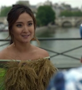 Emily_in_Paris_S02E05_WEBRip_x264-ION10_0527.jpg