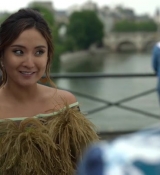 Emily_in_Paris_S02E05_WEBRip_x264-ION10_0559.jpg