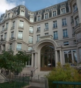 Emily_in_Paris_S02E05_WEBRip_x264-ION10_0578.jpg