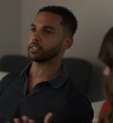 Emily_in_Paris_S02E05_WEBRip_x264-ION10_0669.jpg