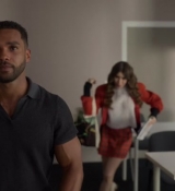 Emily_in_Paris_S02E05_WEBRip_x264-ION10_0711.jpg