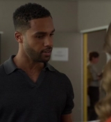 Emily_in_Paris_S02E05_WEBRip_x264-ION10_0723.jpg