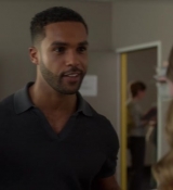 Emily_in_Paris_S02E05_WEBRip_x264-ION10_0733.jpg