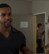 Emily_in_Paris_S02E05_WEBRip_x264-ION10_0734.jpg