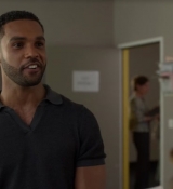 Emily_in_Paris_S02E05_WEBRip_x264-ION10_0739.jpg